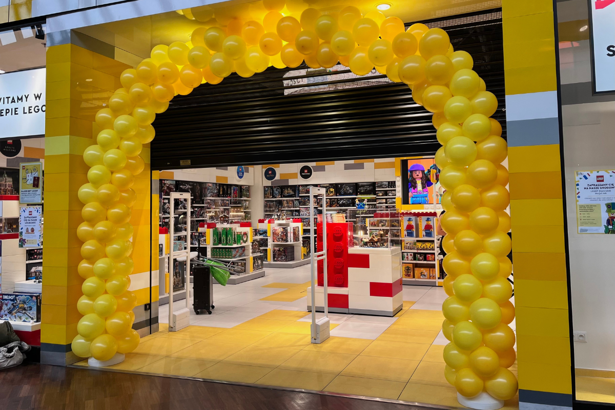 Creative balloon decoration: yellow gate for store birthday "Lego"